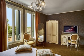 デラックス ダブルルーム カナルビュー | 羽毛の掛け布団、ミニバー、セーフティボックス (室内)、デスク