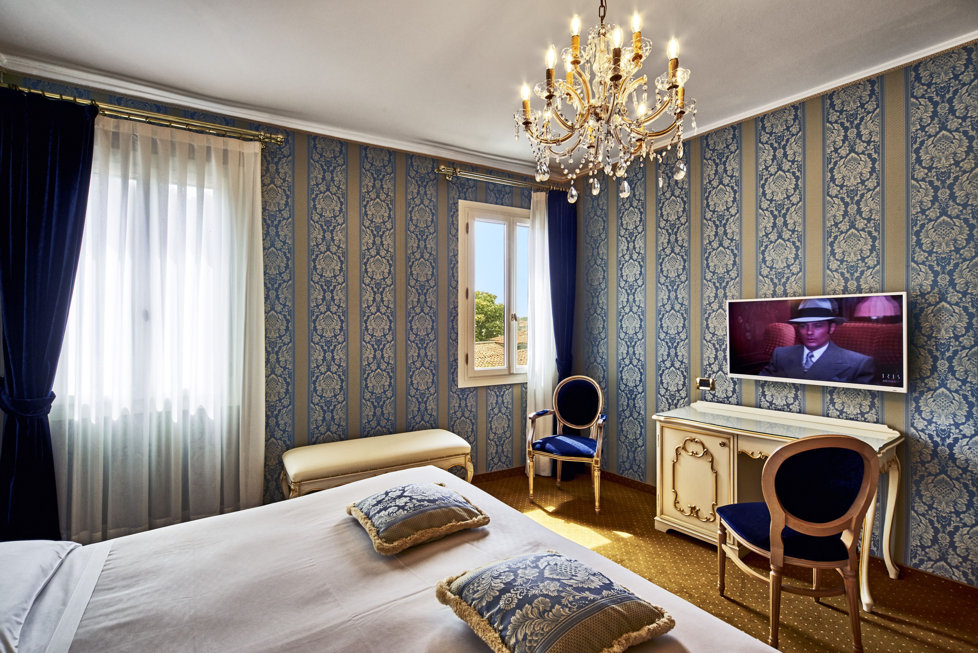 deluxe double room, canal view | down duvets, minibar, in-room safe, desk