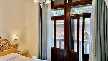 Superior-Zimmer, Kanalblick | Daunenbettdecken, Minibar, Zimmersafe, Schreibtisch