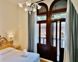 Quarto superior, vista para o canal | Edredons de pluma, frigobar, cofres nos quartos, escrivaninha