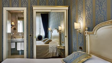 Deluxe Double Room, Canal View | Down comforters, minibar, in-room safe, desk