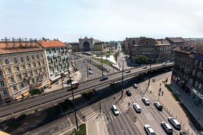 Egy több szinten elhelyezkedő, épületekkel, gyalogos átjáróval és híddal ellátott városi csomópont.