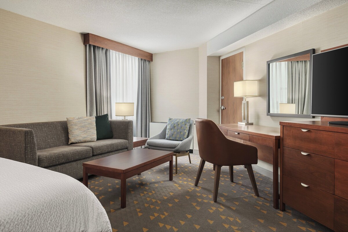 Premium Room, 1 King Bed, Corner | Pillowtop beds, desk, blackout drapes, iron/ironing board