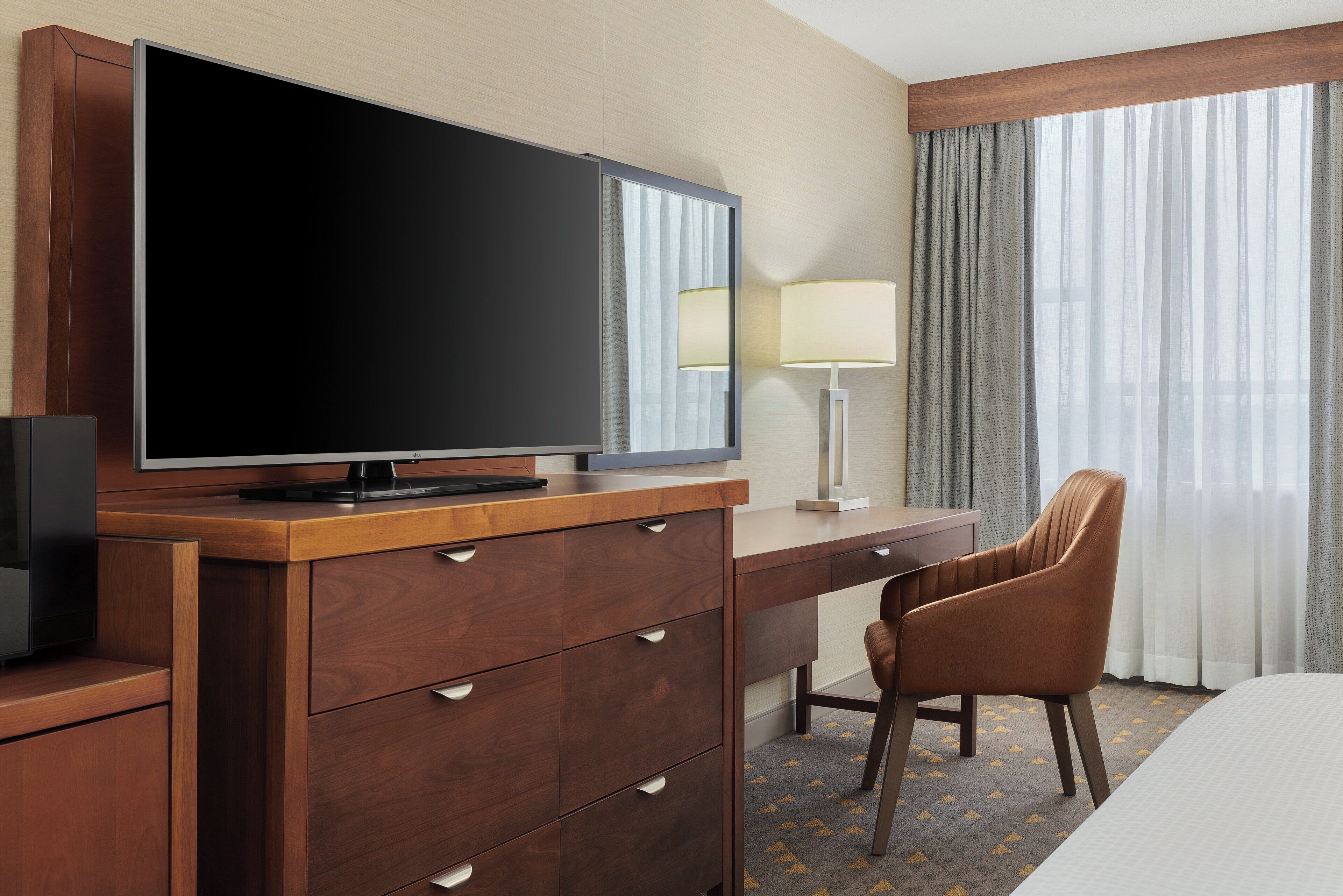 特厚豪華床墊、書桌、遮光窗簾/窗簾、熨斗/熨衫板