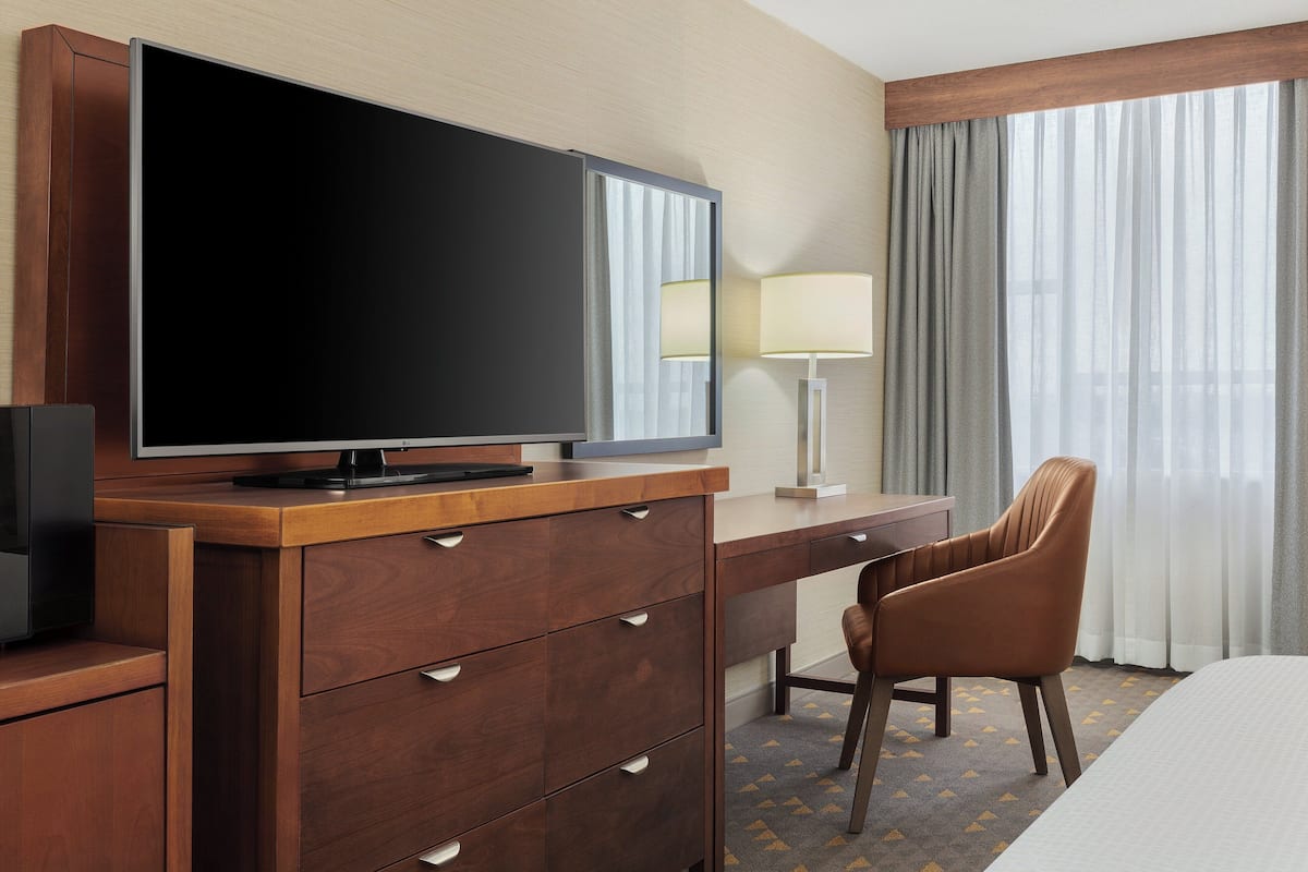 Pillowtop-Betten, Schreibtisch, Verdunkelungsvorhänge