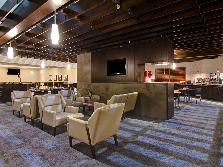 Petit déjeuner et dßner servis sur place