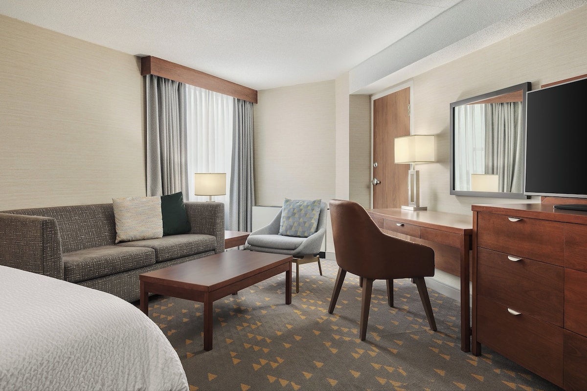 Premium Room, 1 King Bed, Corner | Pillowtop beds, desk, blackout drapes, iron/ironing board