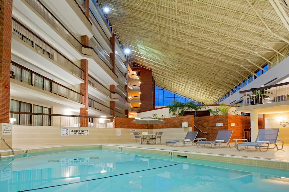 Holiday Inn Oakville Centre by IHG