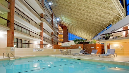 Innenpool. Holiday Inn Oakville Centre by IHG