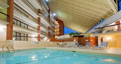 Holiday Inn Oakville Centre by IHG