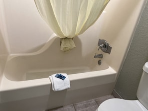 Bathtub, free toiletries, hair dryer, towels - Diamond Inn (Forrest City)