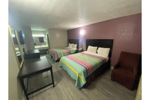 Desk, laptop workspace, iron/ironing board, free WiFi - Diamond Inn Forrest City I-40 (Forrest City)