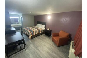 Desk, laptop workspace, iron/ironing board, free WiFi - Diamond Inn Forrest City I-40 (Forrest City)