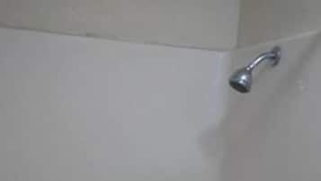 Tina, amenidades de baño gratuitas, secadora de cabello, toallas