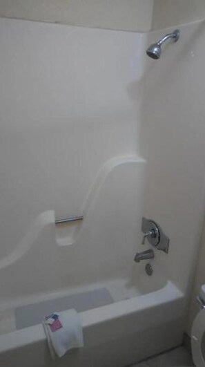 Bathtub, free toiletries, hair dryer, towels - Diamond Inn Forrest City I-40 (Forrest City)