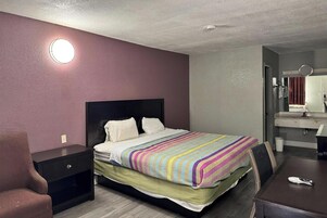Quarto, 1 cama King, para não fumantes | Escrivaninha, ferros/tábuas de passar roupa, Wi-Fi de cortesia