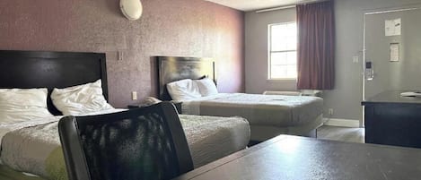 Habitación, 2 camas Queen size, para fumadores | Escritorio, tabla de planchar con plancha, wifi gratis y ropa de cama