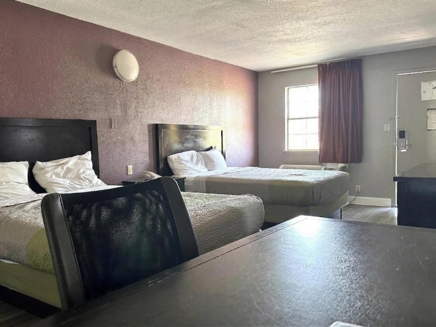 Habitación, 2 camas de matrimonio, fumadores | Escritorio, tabla de planchar con plancha, wifi gratis y ropa de cama