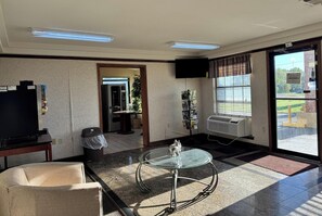 Lobby sitting area - Diamond Inn Forrest City I-40 (Forrest City)