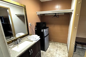 Room, 1 King Bed, Smoking | Room amenity