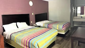 Chambre, 2 grands lits, non-fumeur | Bureau, fer et planche à repasser, accès au Wi-Fi (inclus)