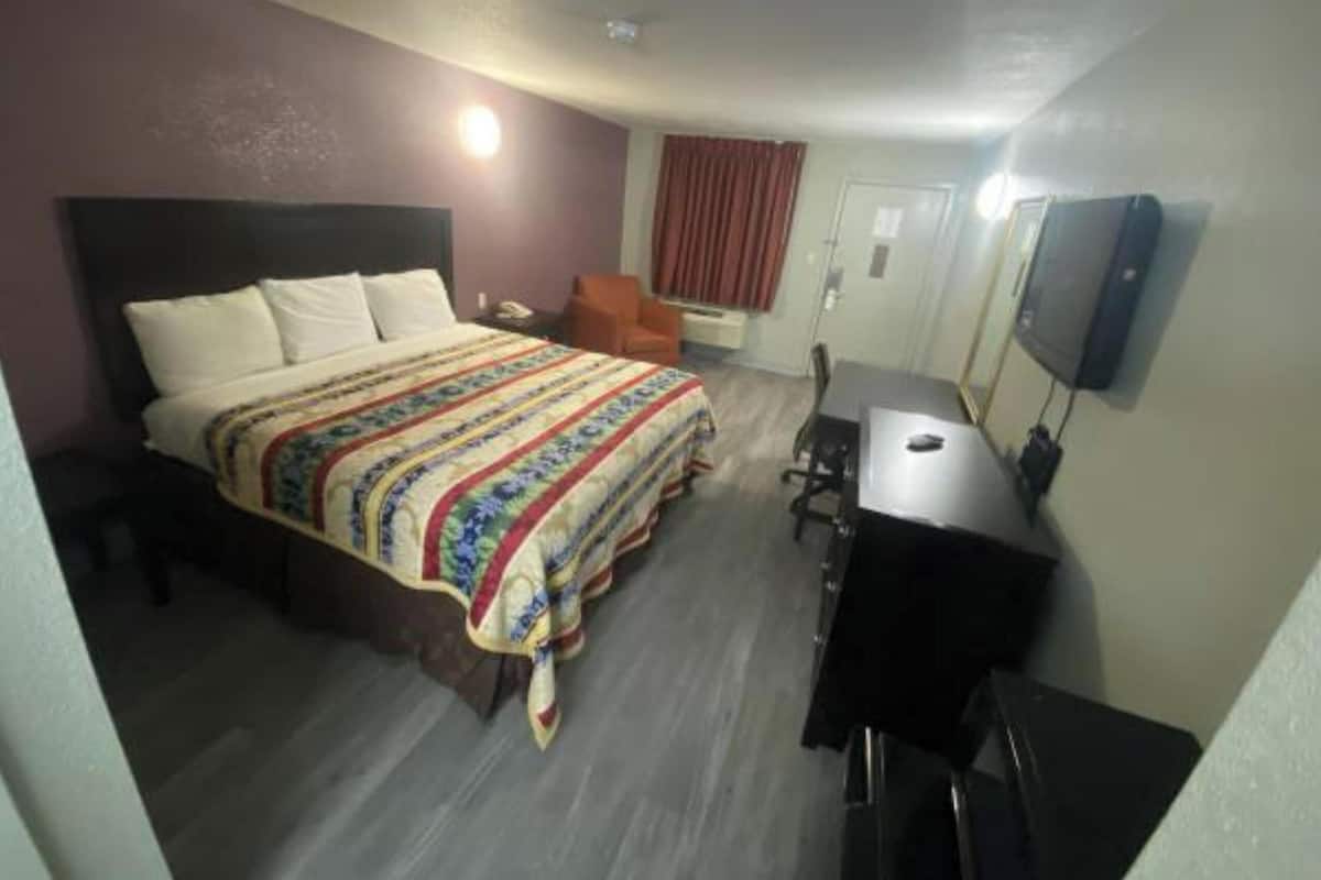 Desk, laptop workspace, iron/ironing board, free WiFi