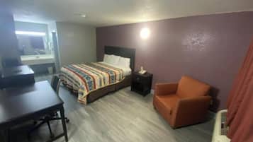 Desk, laptop workspace, iron/ironing board, free WiFi