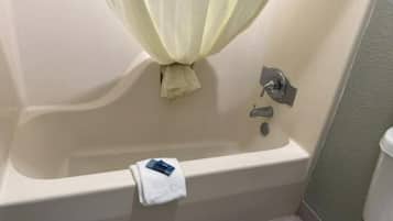 Badekar, toalettartikler (inkludert), hårføner og håndklær