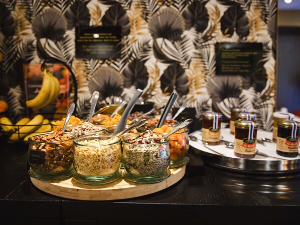 Bữa sáng buffet hàng ngày (20 EUR/mỗi người) 