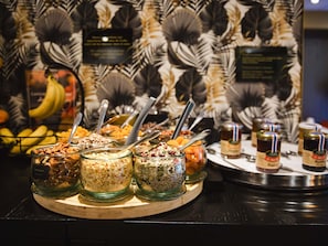 Petit déjeuner buffet (19.00 EUR par personne)