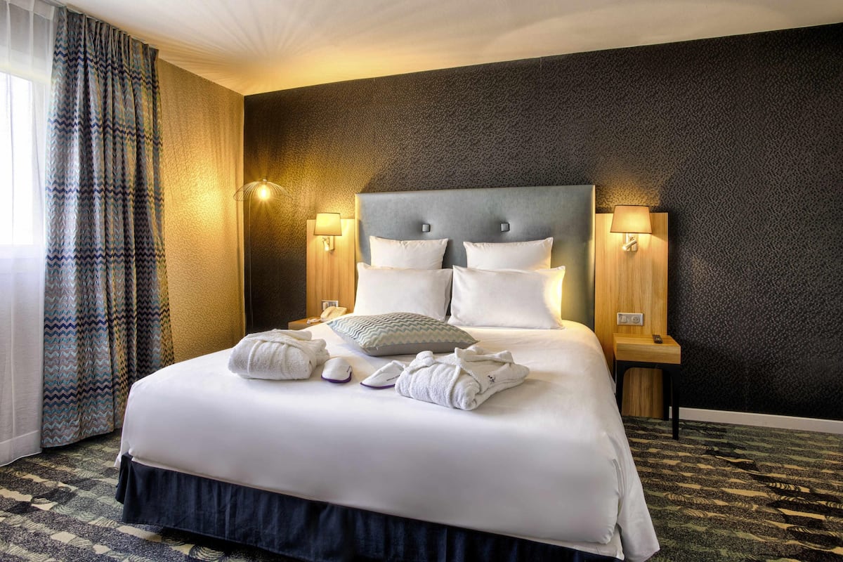 Privilege, Suite, 1 Double Bed with Sofa bed | In-room safe, desk, blackout drapes, iron/ironing board