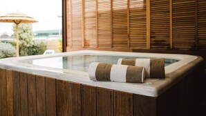 Un jacuzzi con paneles de madera y vista al exterior.