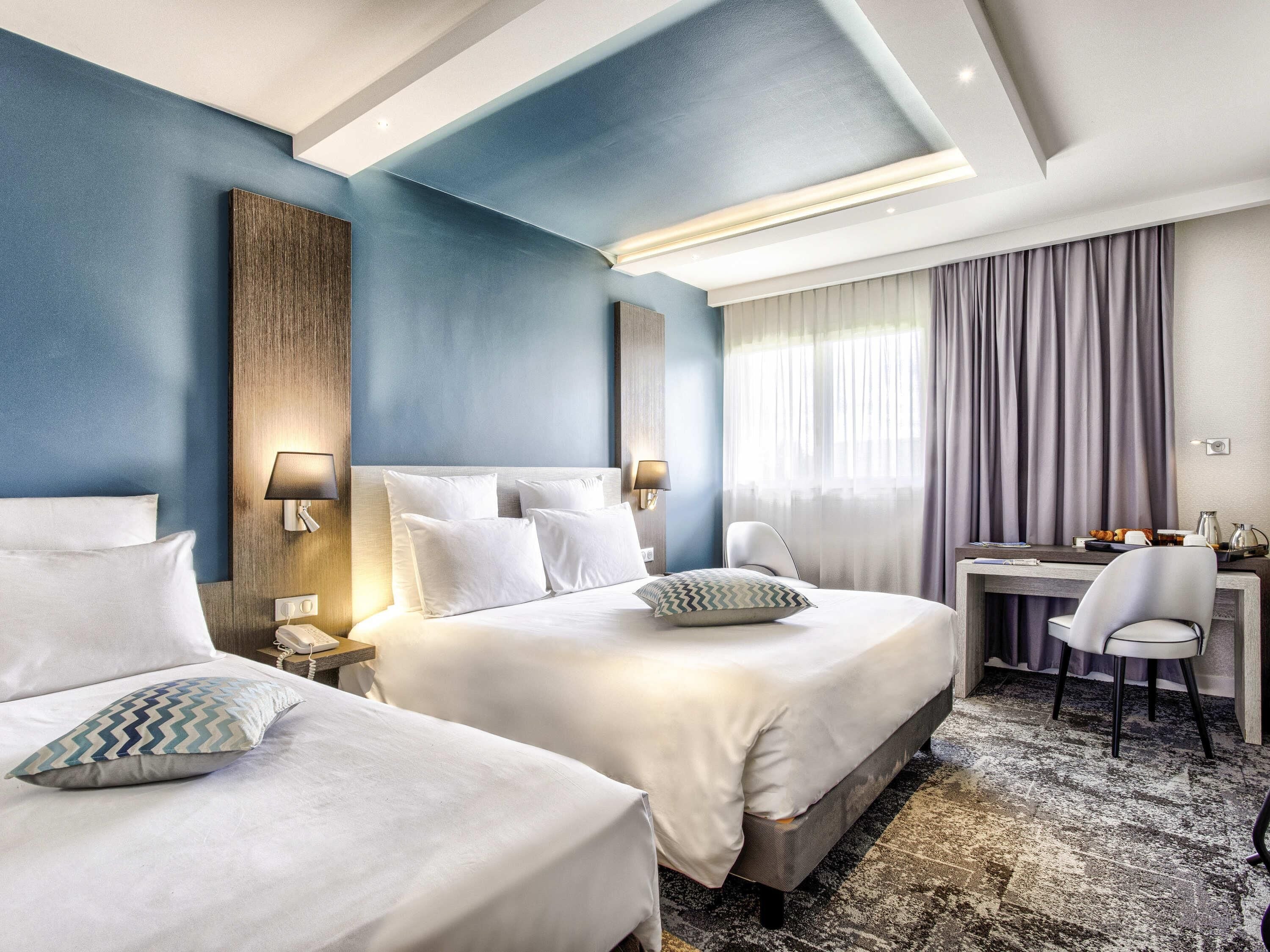 Kolmen hengen classic-huone, useita sänkyjä | Tallelokero huoneessa, työpöytä, pimennysverhot, silitysrauta/-lauta