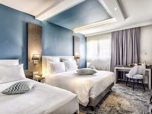 Klassieke driepersoonskamer, Meerdere bedden | Een kluis op de kamer, een bureau, verduisterende gordijnen