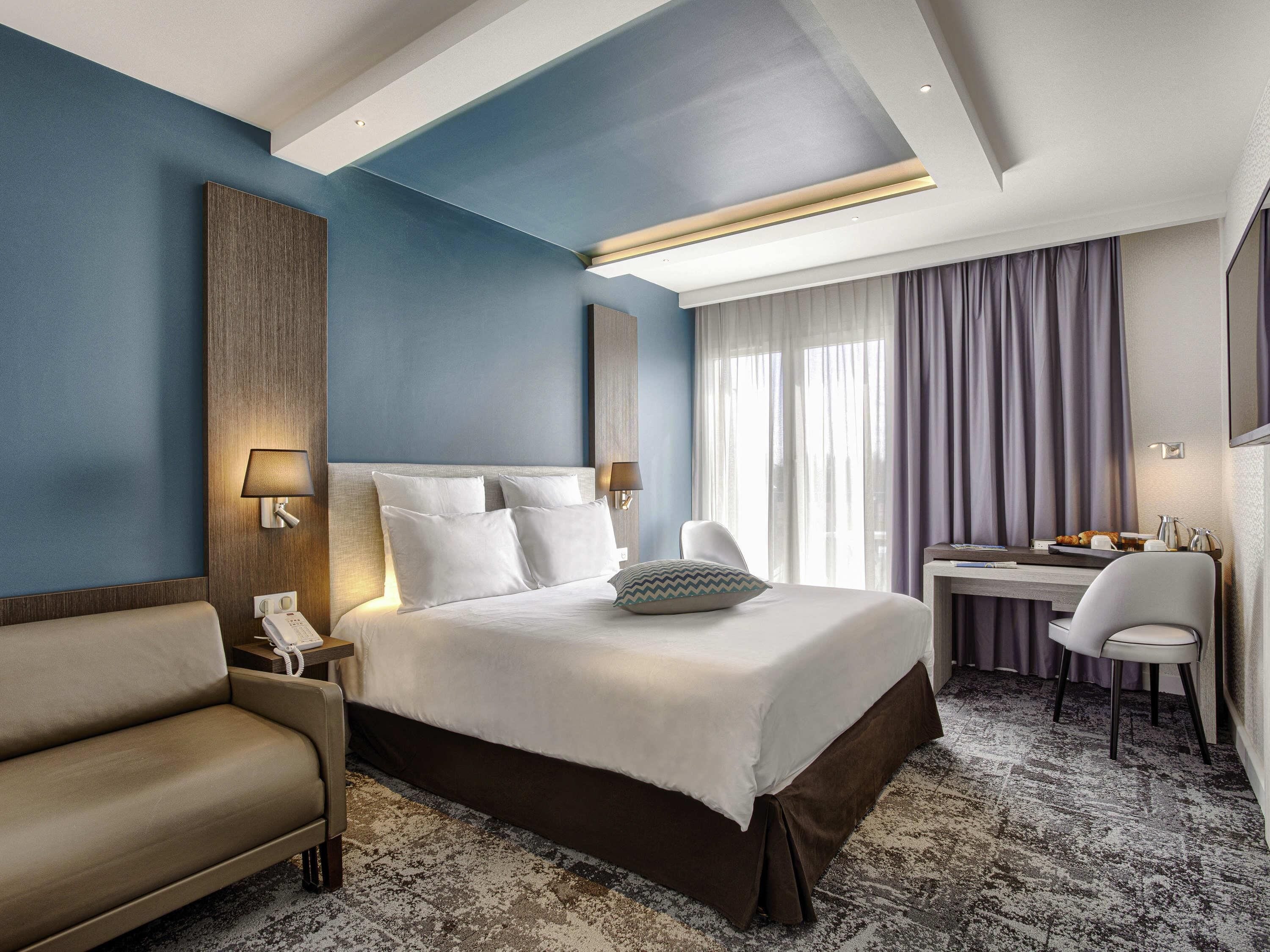 Caja de seguridad en la habitación, escritorio y cortinas blackout 