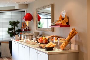Petit déjeuner buffet (19.00 EUR par personne)