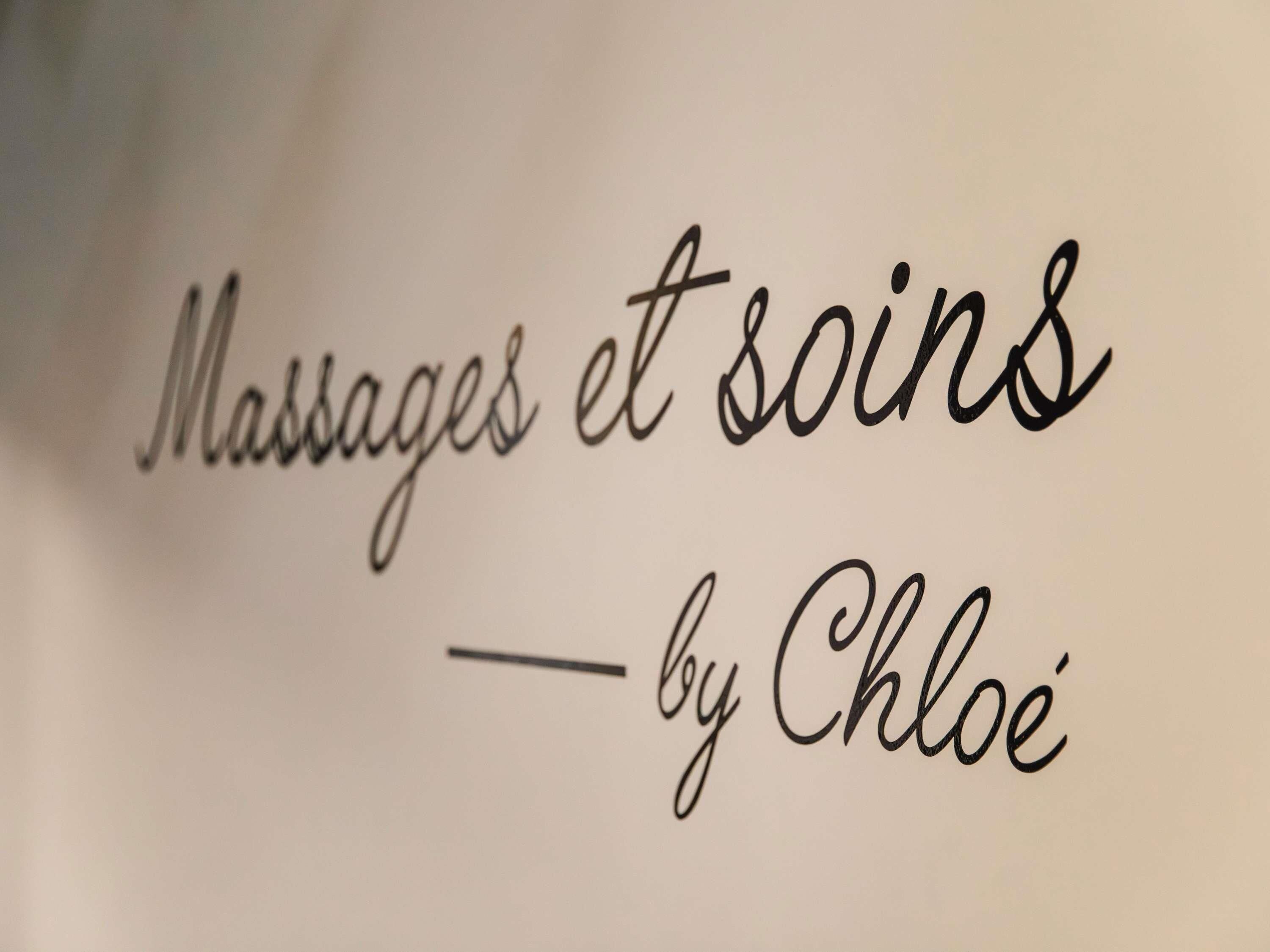 Un cartel con el texto 'Masajes y tratamientos de Chloe'.