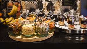Un bufé con diversos alimentos y salsas.