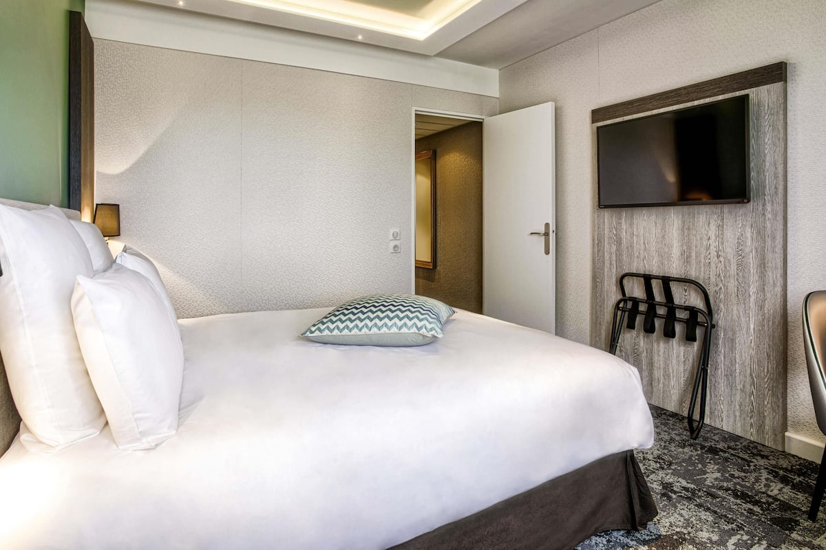 In-room safe, desk, blackout drapes, iron/ironing board