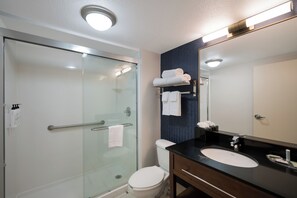 Room, 1 Queen Bed | Bathroom | Combined shower/tub, free toiletries, hair dryer, towels - Fairfield Inn by Marriott Boston Tewksbury/Andover (Tewksbury)