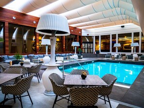 Poolside bar - Hotel Arts (Calgary)