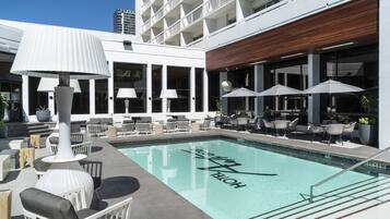 Inomhuspool, en säsongsöppen utomhuspool och parasoller