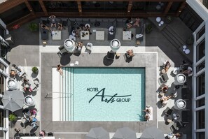 Poolside bar - Hotel Arts (Calgary)