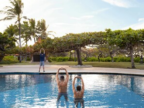 5 piscinas externas, funciona das 8h às 19h, guarda-sóis