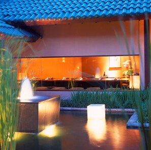 Se sirven cenas y cocina indonesia 