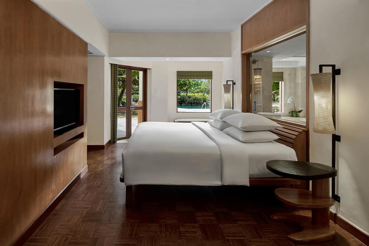 Executive Suite, 1 King Bed (Executive) | 1 bedroom, minibar, in-room safe, desk