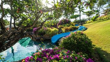 5 piscinas al aire libre, sombrillas