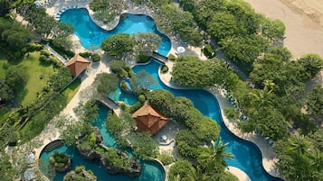 5 piscinas al aire libre (de 08:00 a 19:00), sombrillas