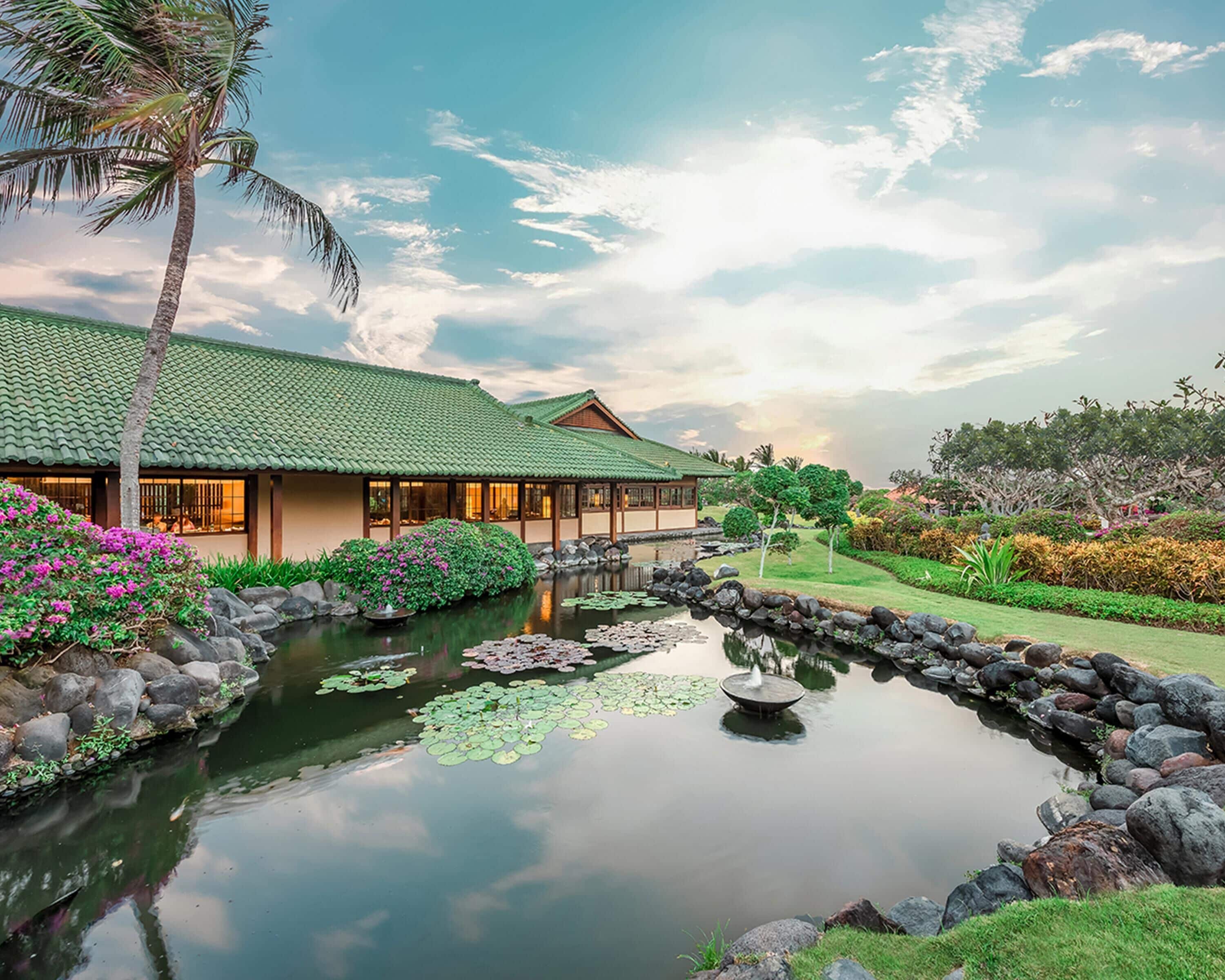 Se sirven cenas y cocina indonesia 