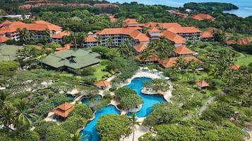 5 outdoor pools, open 8:00 AM to 7:00 PM, pool umbrellas